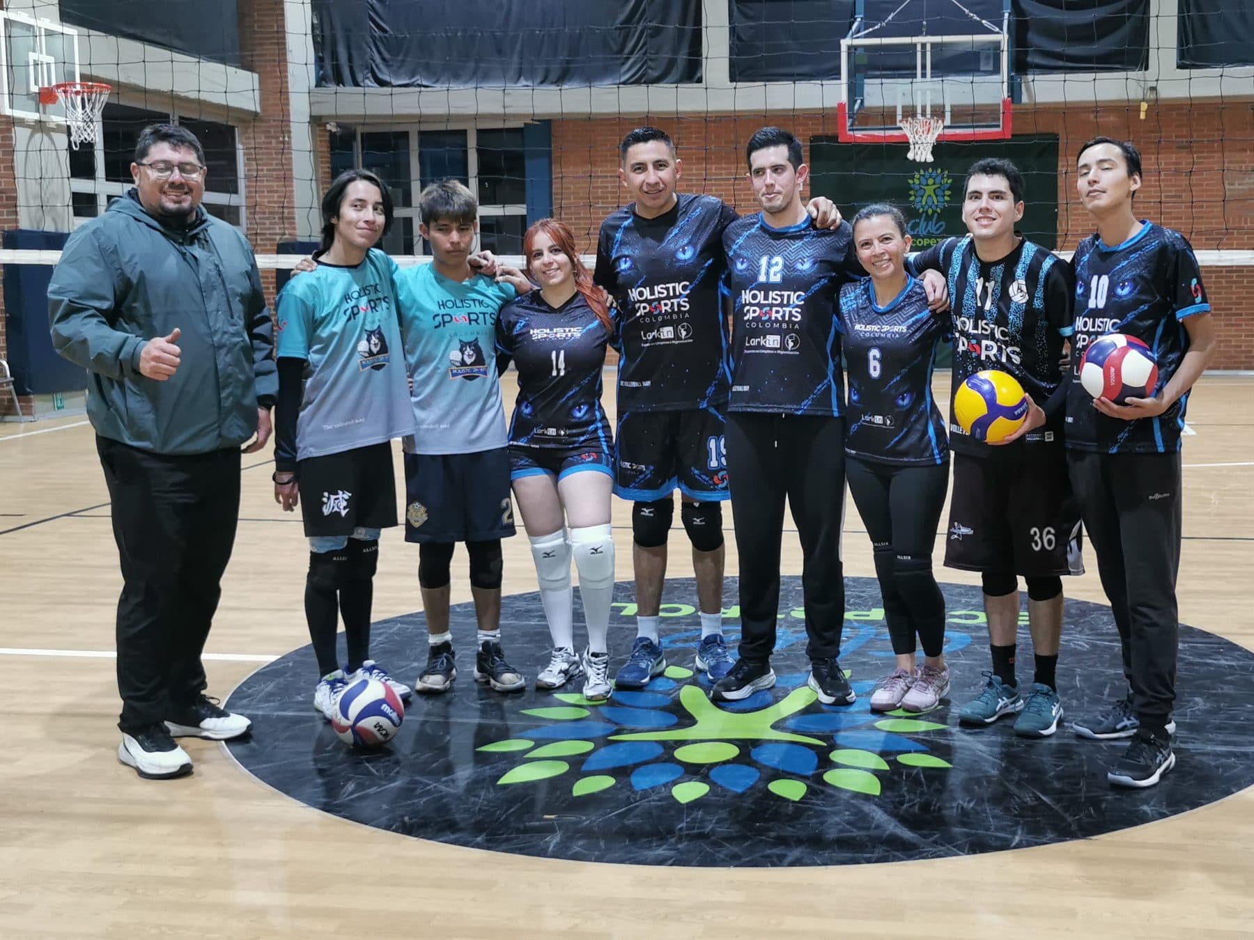 Equipo del Club Holistic Sports con uniforme de juego en el centro de la cancha